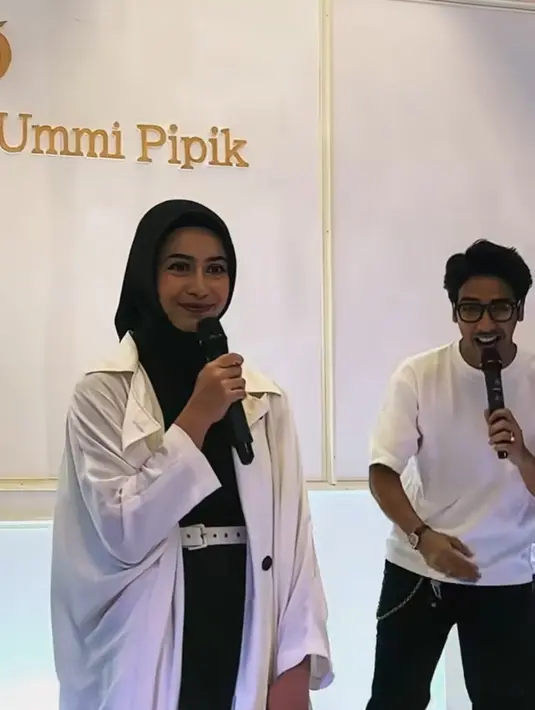 Nyanyi bareng, kedekatan Sintya dan Abidzar ini justru membuat netizen heboh. Netizen kompak mendoakan mereka bisa berjodoh. Abidzar dan Sintya serasi terlebih saat wanita pemain film “Penjaga Hati Dokter Cantik” ini pakai hijab.  (Liputan6.com/IG/@sintyamarisca)