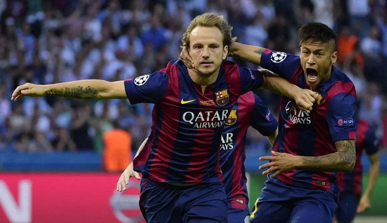 Ivan Rakitic melakukan selebrasi bersama Neymar usai mencetak gol pertama untuk Bercelona di laga final Liga Champions 2014-2015 di Olympiastadion, Berlin, Minggu (7/6/2015). Barcelona keluar sebagai pemenang dengan skor 3-1. (AFP Photo/Oliver Morin)