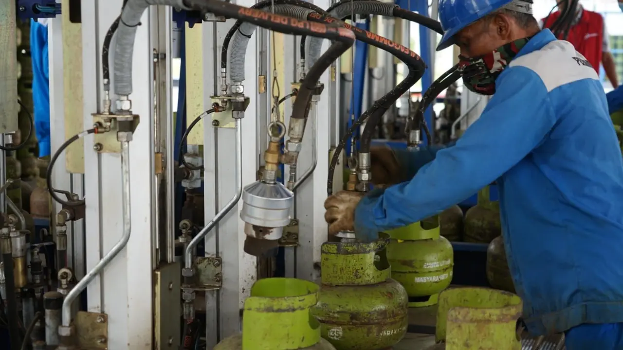 Sejak 15 Desember 2022, Satgas Nataru Pertamina Patra Niaga siaga di jalur strategis dan wisata untuk memastikan kehandalan pasokan dan layanan BBM, LPG dan avtur bagi masyarakat berjalan dengan lancar. (Dok Pertamina)