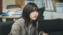 Lee Soo Kyung berperan sebagai Kim Seo Hee, seorang reporter urusan sosial di TNC yang menyimpan luka mendalam. (FOTO: tvN via Soompi)