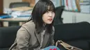 Lee Soo Kyung berperan sebagai Kim Seo Hee, seorang reporter urusan sosial di TNC yang menyimpan luka mendalam. (FOTO: tvN via Soompi)