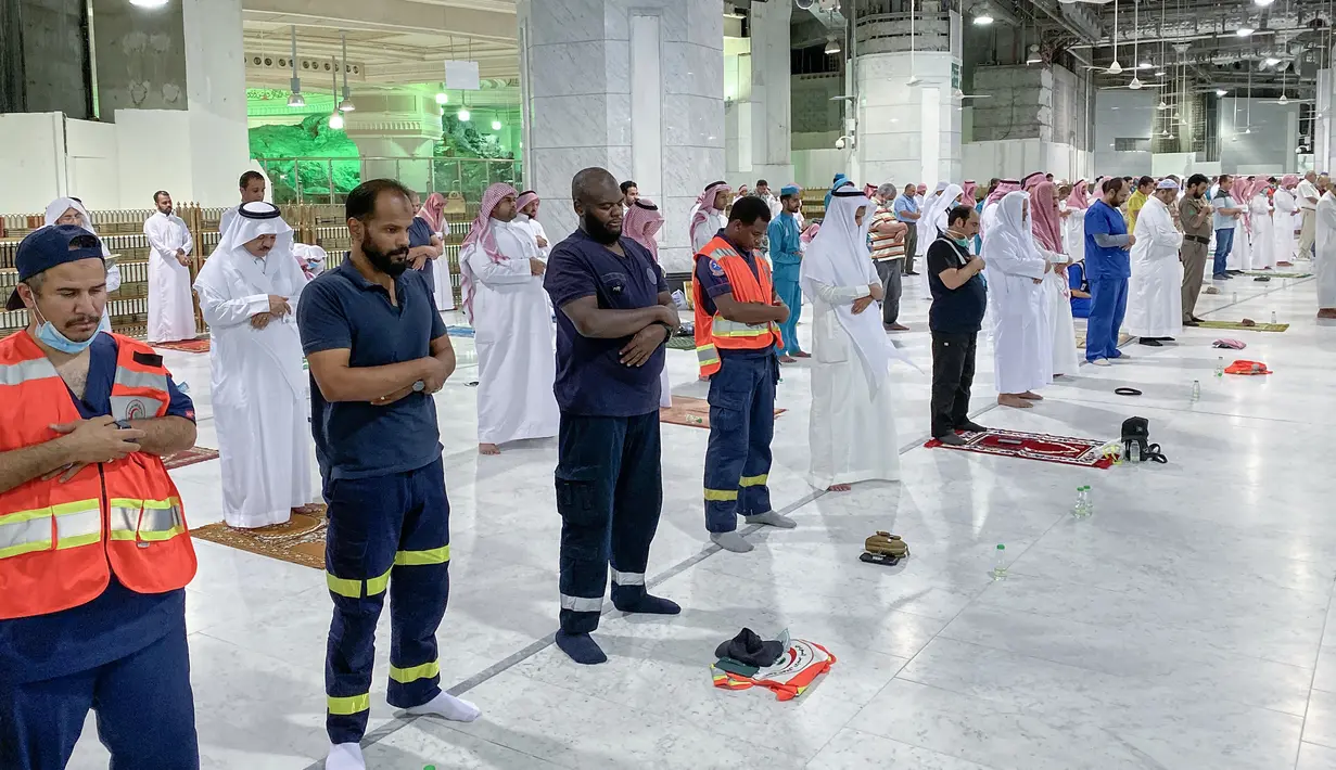 Umat Muslim melaksanakan salat tarawih berjemaah dengan menjaga jarak selama bulan suci Ramadan di Masjidil Haram, Kota Mekkah pada 8 Mei 2020. Otoritas Saudi mengizinkan sejumlah jemaah  memasuki Masjidil Haram untuk melakukan salat selama Ramadan di tengah pandemi virus corona. (STR / AFP)