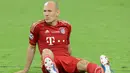 Penjualan jersey dari Bayern Munchen berada pada posisi kelima dengan angka 880.000 per tahun. Jersey bernama Arjen Robben menjadi salah satu yang terlaris. (AFP Photo/Christof Stache) 