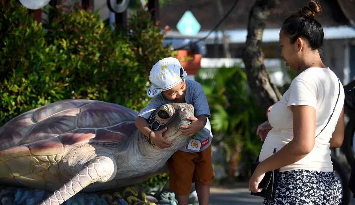 <p>Selain sebagai pemakan tumbuhan dan hewan, peran penyu dalam ekosistem laut juga sebagai sumber makanan bagi hewan lain seperti hiu dan buaya. (SONNY TUMBELAKA/AFP)</p>