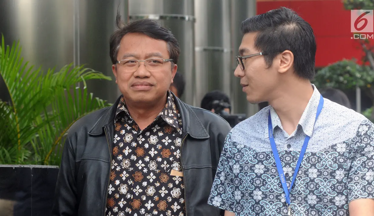 Dirut PT Pembangkitan Jawa Bali (PJB) Iwan Agung Firstantara usai menjalani pemeriksaan penyidik di Gedung KPK, Jakarta, Kamis (25/4). Iwan Agung diperiksa sebagai saksi untuk tersangka Direktur Utama PLN nonaktif Sofyan Basir terkait kasus dugaan suap proyek PLTU Riau-1. (merdeka.com/Dwi Narwoko)