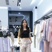 Brand fashion lokal VALINO mendekatkan diri dengan customer trendi di Pondok Indah Mall 2 yang menjanjikan rilisan koleksi baru hampir tiap minggunya (Foto: VALINO)