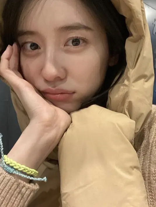 Mengenakan pakaian serba cokelat, Park Ji Hyun tampil dengan wajah polosnya. Bahkan tampa pewarna bibir sama sekali. Ia pun percaya diri dengan gaya selfienya. @voyavivirel