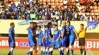 Para pemain Persib Bandung saat melawan Persipura Jayapura di Stadion Mandala, Kamis (21/7/2016), dalam ajang Torabika Soccer Championship 2016 presented by IM3 Ooredoo. (indonesiansc)