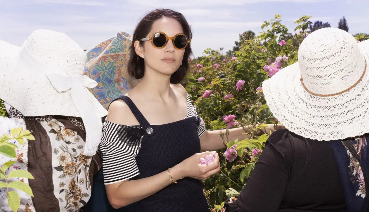 <p>Chanel bermitra dengan Mul, keluarga petani, sejak tahun 1987 dan mereka memiliki perkebunan seluas 30 hektar yang memproduksi 5 jenis bunga utama yang digunakan dalam kreasi parfum Chanel. Foto: Document/Chanel.</p>