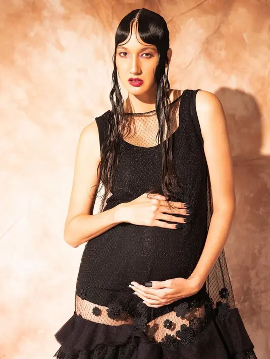 Nadine Chandrawinata berbagi inspirasi gaya maternity shoot yang menarik,  tanpa harus mengekspos bare baby bump. [@nadinelist]