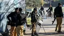Polisi berjaga-jaga di Peshawar pada 9 Februari 2024, sehari setelah pemilihan umum nasional Pakistan. (Abdul MAJEED/AFP)