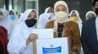 Menaker Ida salurkan paket sembako ramadan di Surabaya.
