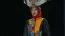 Model mengenakan busana rancangan Lia Afif bertajuk "Rancakaroros Resitala" pada ajang Indonesia Fashion Week (IFW) 2019 di Jakarta Convention Center, Kamis (28/3). Hitam menjadi warna dasar untuk 12 desain rancangannya yang menggunakan kain batik dari Kutai Timur. (Liputan6.com/Faizal Fanani)