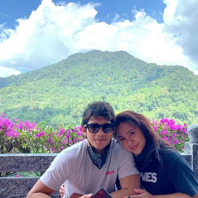 Main Ke Air Tenjun Ini 7 Momen Liburan Audy Item dan Iko Uwais