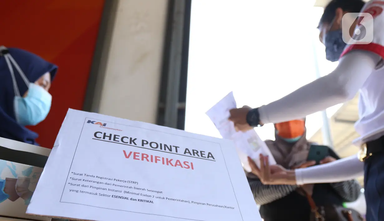 Petugas memeriksa Surat Tanda Registrasi Pekerja (STRP) bagi penumpang di Stasiun Tangerang, Banten, Senin (12/7/2021). Kementerian Perhubungan mengeluarkan aturan soal kewajiban membawa surat tanda registrasi pekerja (STRP) dan/atau surat tugas bagi pengguna KRL. (Liputan6.com/Angga Yuniar)