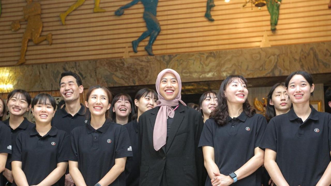 Atlet voli Indonesia, Megawati Hangestri (berkerudung) bersama rekan-rekannya di tim voli putri Korea Selatan, Red Sparks saat tiba di Jakarta, pada Rabu (17/4/2024). Kedatangan Megawati Cs di Jakarta langsung mendapat sambutan dari Menteri Pemuda dan Ola