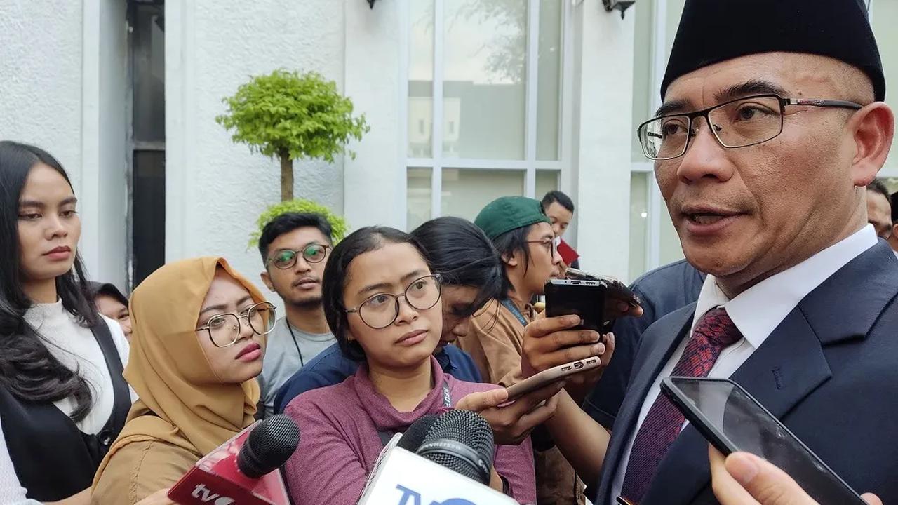 Sementara untuk pengiring koalisi atau partai politik yang diizinkan masuk 200 orang ke halaman parkir KPU.<br>