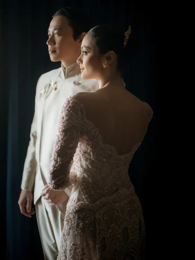 Potret Serasi Amanda Rawles dan Adriel Susanteo dalam Busana Pengantin Modern Etnik Saat Resepsi di Jakarta