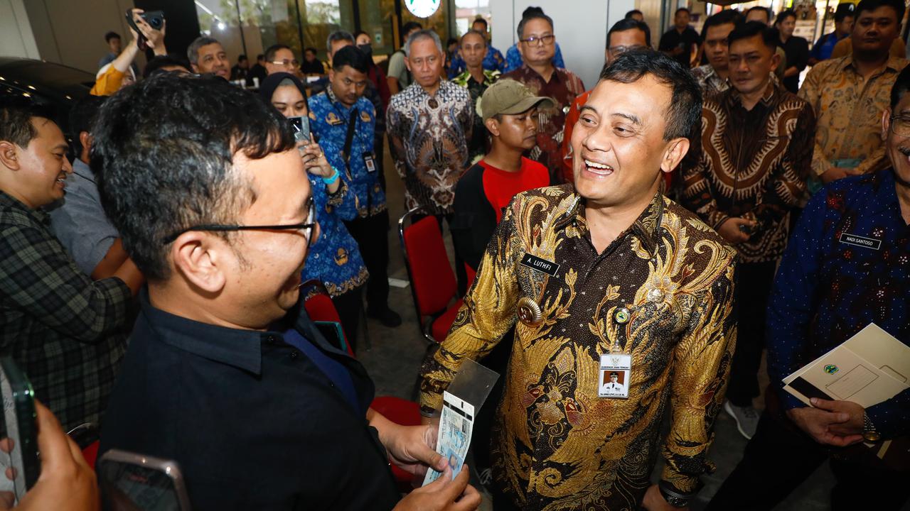 Gubernur Ahmad Luthfi saat dialog dengan pembayar pajak kendaraan di Goverment Auto Show (GAS) Ngopeni Nglakoni, di The Park Mall, Kota Semarang, Kamis (17/04/25). (Foto: Liputan6.com/Felek Wahyu)