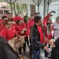 Ketua DPP PDIP, Djarot Saiful Hidayat, bersama pengurus dan kader PDIP memotong tumpeng dan membagikan makanan yang bersumber dari demplot sayur dan kolam bioflok DPC PDIP Perjuangan Simalungun