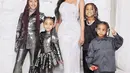 Tampil glamor, Kim berhasil menghadirkan pesona kemewahan dan glamor bersama anak-anaknya. [Foto: Kim Kardashian/ Instagram]
