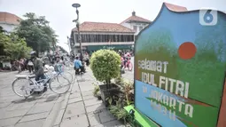 Pemilik persewaan sepeda ontel menunggu pelanggan di kawasan Kota Tua, Jakarta, Rabu (4/5/2022). Libur Lebaran membawa berkah bagi jasa sewa sepeda ontel di Kota Tua. Penyewaan sepeda ontel mengalami peningkatan dari hari biasanya. Jasa sewa sepeda ontel di Kota Tua dipatok Rp20.000 per setengah jam. (merdeka.com/Iqbal S Nugroho)
