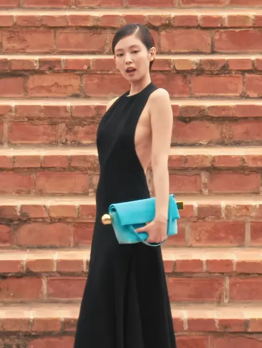 Berbeda dengan Dua Lipa, dress Jennie berpotongan A-Line dengan aksen ruffle [@jacquemus]