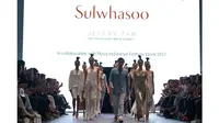 Jeffry Tan bersama Sulwhasoo menghadirkan koleksi yang bertajuk "White Stories" pada Plaza Indonesia Fashion Week 2017.