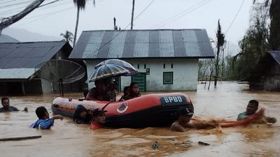 Banjir Kepung 7 Kecamatan di Tapteng, Air Capai Dada Orang Dewasa