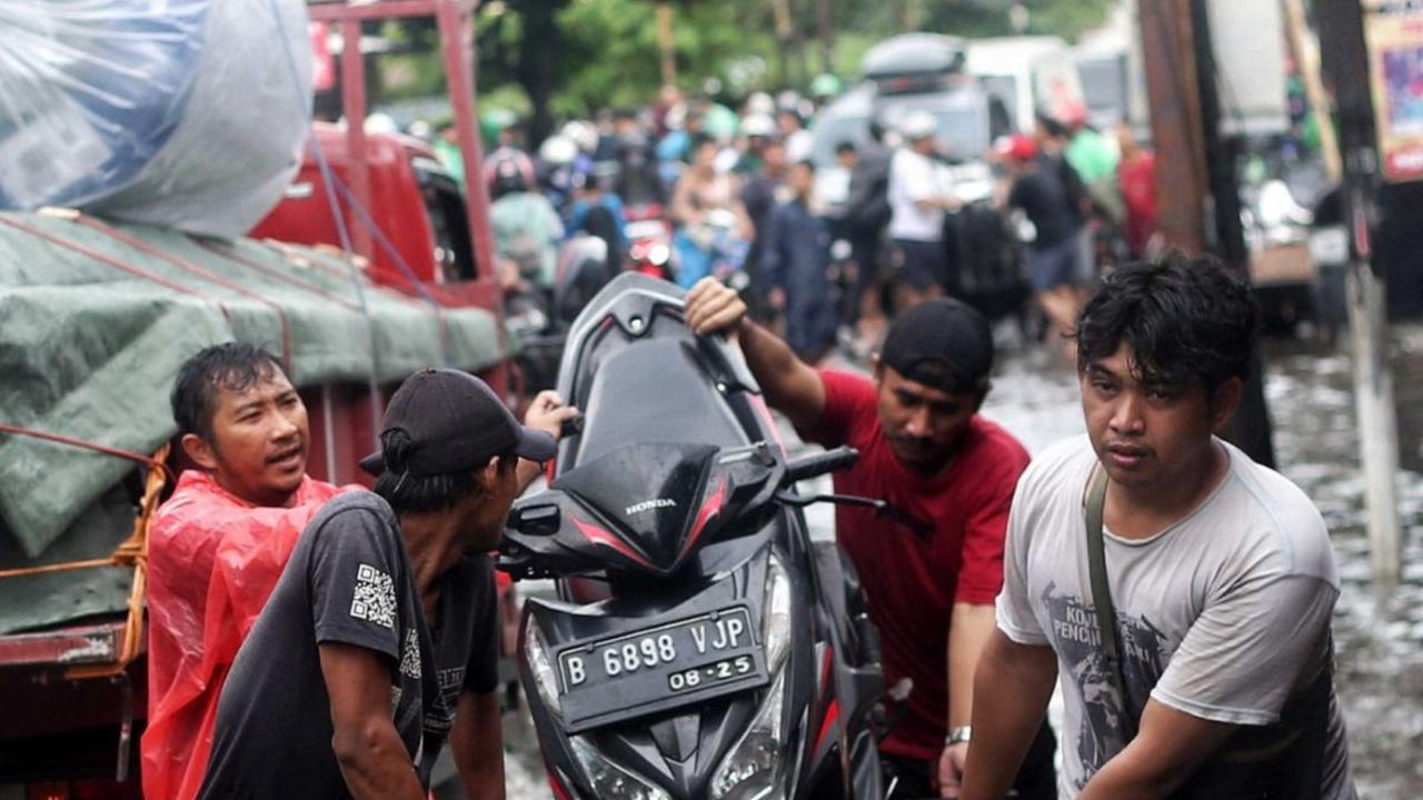 Banjir yang cukup tinggi membuat jalanan tersebut tak bisa dilalui beberapa kendaraan, utamanya sepeda motor.&nbsp;Liputan6.com/Angga Yuniar
