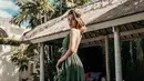 Jessica Iskandar kerap kali mengunggah foto gaya berpakaiannya. Tunangan Richard Kyle ini terlihat sexy dengan pakaian yang terbuka. (Liputan6.com/IG/inijedar)