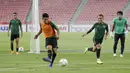 Pemain Timnas Indonesia, Putu Gede, mengirim umpan saat latihan di Stadion Rajamangala, Bangkok, Jumat, (16/11). Latihan ini persiapan jelang laga Piala AFF 2018 melawan Thailand. (Bola.com/M. Iqbal Ichsan)