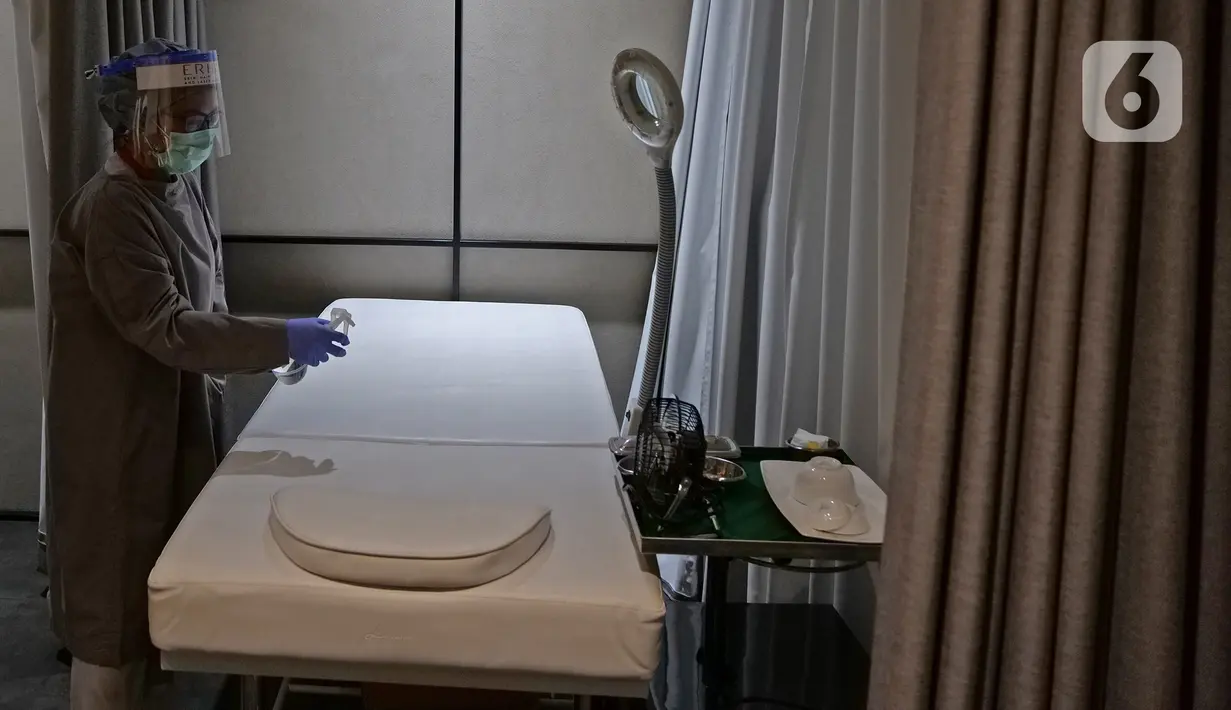 Perawat sedang menyemprotkan cairan disinfektan di salah satu ruang di klinik kecantikan ERHA, Jakarta, Jumat (19/06/2020). Perawatan wajah dengan protokol kesehatan tetap menjadi prioritas klinik kecantikan di era new normal saat pandemi COVID-19. (Liputan6.com/Herman Zakharia)