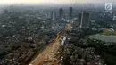 Suasana pembangunan tol Depok - Antasari saat di foto dari udara di Jakarta, Senin (4/9). Proyek jalan tol Depok-Antasari Seksi I direncanakan bakal beroperasi Oktober tahun ini. (Liputan6.com/Angga Yuniar)