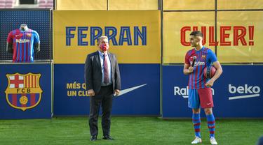Foto: Tinggalkan Manchester City, Ferran Torres Resmi Diperkenalkan Barcelona