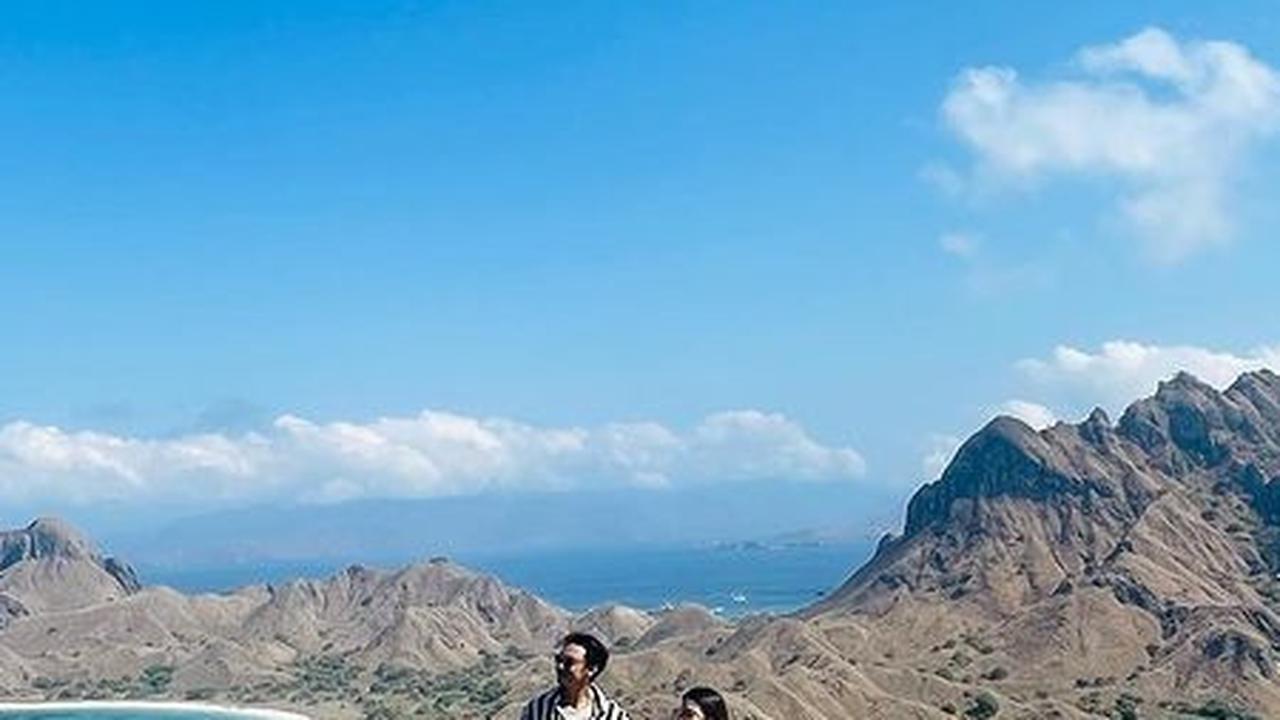 Destinasi yang dikunjungi Feli dan Hito di Labuan Bajo satunya adalah danau tiga warna. Keduanya banyak mengambil gambar di tebing mirip pasangan yang melakukan prewedding.