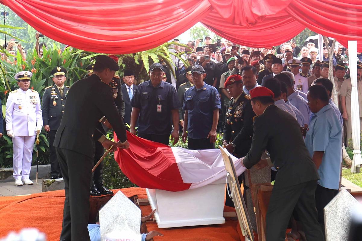 FOTO: Ryamizard Ryacudu Dimakamkan Secara Militer di TMP Kalibata