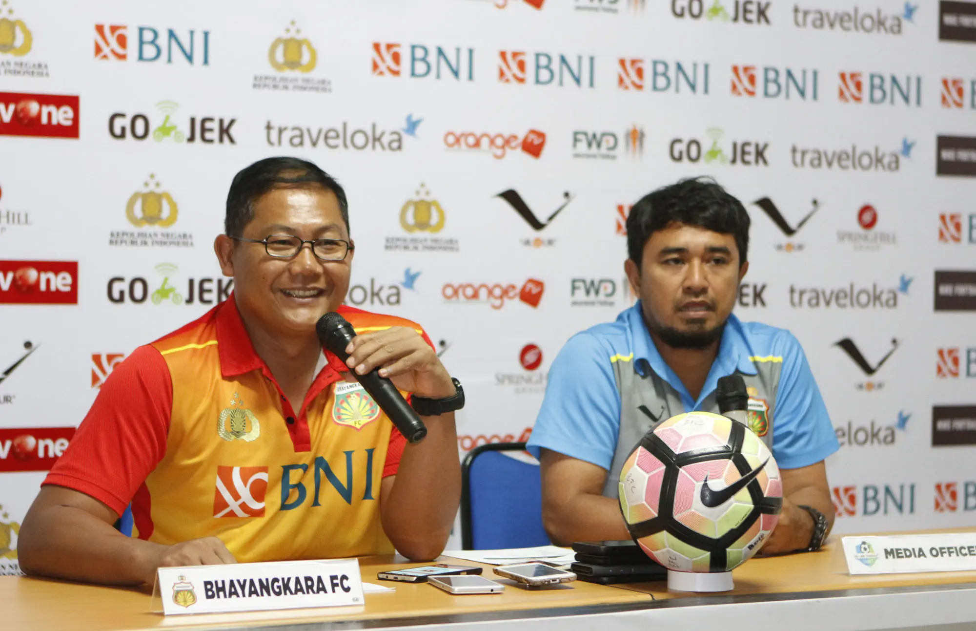 Manajer Bhayangkara FC, AKBP Sumardji (kiri) janjikan bonus khusus (dok: Bhayangkara FC)