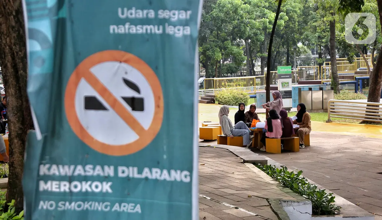 Warga beraktivitas di salah satu taman yang merupakan kawasan tanpa merokok di Jakarta, Selasa (24/6/2025). (Liputan6.com/Angga Yuniar)