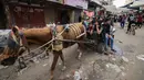 Namun, tidak ada bahan bakar – sejauh ini, permintaan bahan bakar untuk masuk ke Gaza untuk kebutuhan kemanusiaan telah ditolak oleh Israel. (Mahmud HAMS / AFP)