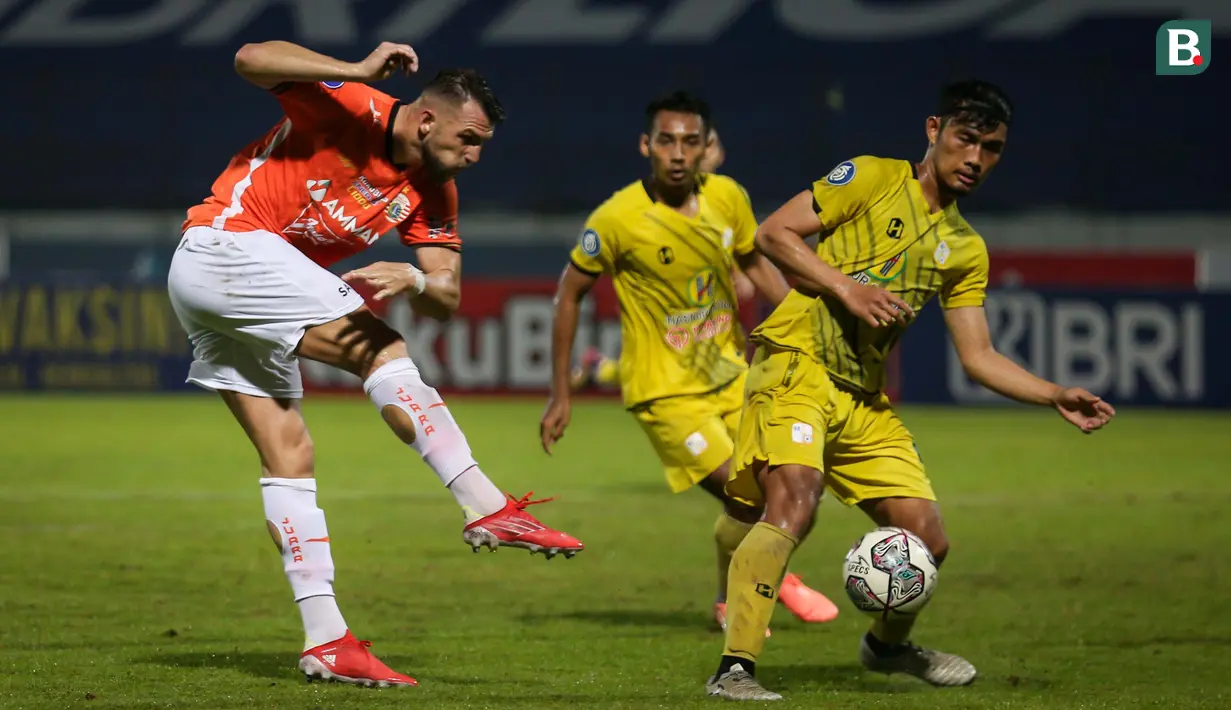 Persija kemudian mendapatkan peluang lagi melalui aksi Marko Simic. Namun, bola hasil sepakannya masih melebar dari sasaran. (Bola.com/Bagaskara Lazuardi)