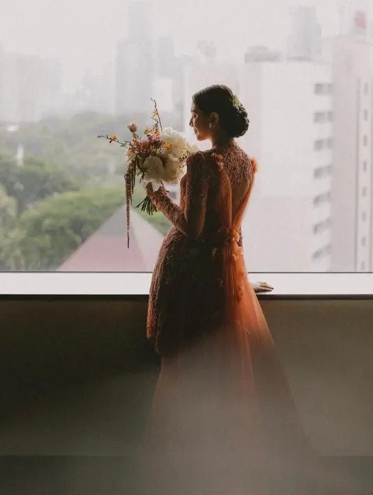 Kebaya kutu baru dengan detail payet dan tulle sepanjang kaki tersebut merupakan rancangan Didiet Maulana, Svarna by Ikat Indonesia. (Instagram/sheiladaisha).