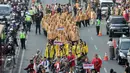 Sejumlah veteran pejuang kemerdekaan, mahasiswa, pelajar, anggota ormas hingga Pramuka mengikuti pawai di Jakarta, Selasa (11/8/2015). Pawai tersebut merupakan puncak peringatan Hari Veteran Nasional. (Liputan6.com/Yoppy Renato)
