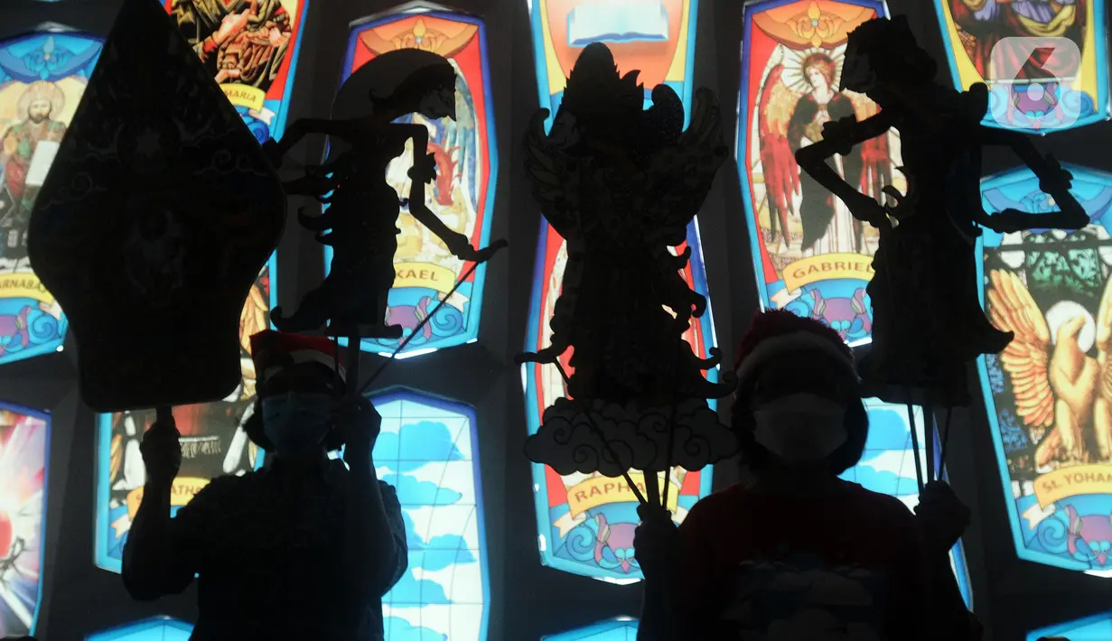 Umat Katolik membawa wayang yang akan dijadikan ornamen dekorasi Natal di Gereja Santo Barnabas, Tangerang Selatan, Banten, Kamis (23/12/2021). Sejumlah gereja di Indonesia mulai melakukan persiapan dan pemasangan dekorasi untuk menyambut misa dan perayaan Natal 2021. (merdeka.com/Arie Basuki)