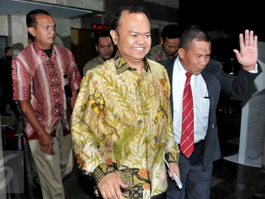 Mantan Sekjen Partai Nasdem, Patrice Rio Capella keluar dari Gedung KPK usai menjalani pemeriksaan, Jakarta, Jumat (16/10/2015). Patrice diperiksa selama 12 jam dan memilih bungkam kepada wartawan. (Liputan6.com/Helmi Afandi)