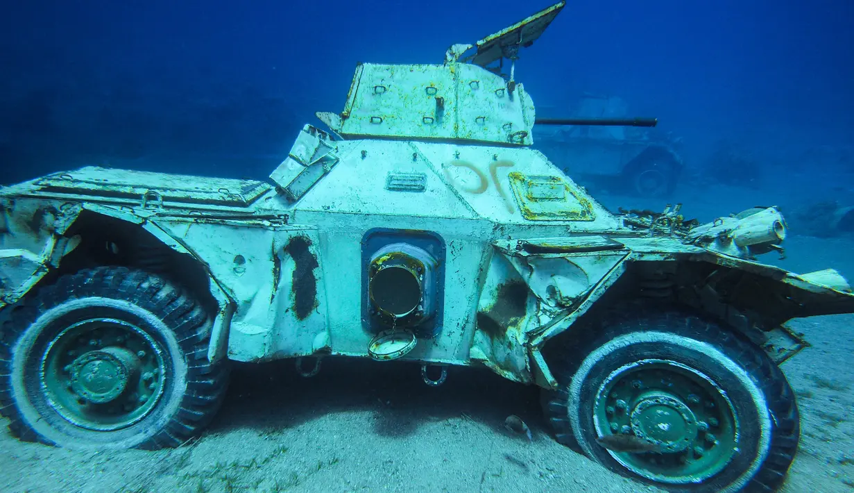 Kendaraan lapis baja Angkatan Bersenjata Yordania yang tenggelam di dasar laut Laut Merah di lepas pantai kota pelabuhan selatan Aqaba, pada 23 Juli 2019. Kendaraan tempur ini menjadi bagian dari museum militer bawah laut yang baru. (Aqaba Special Economic Zone Authority / AFP)