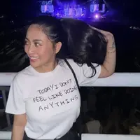 Rachel Vennya tampil kasual kala menonton konser Bruno Mars. Ia tampak mengenakan t-shirt dengan tulisan lirik salah satu lagu Bruno. [Foto: Instagram/ Rachel Vennya]