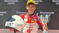 Pembalap Astra Honda Racing Team, Fadillah Arbi Aditama, membuat sejarah sebagai rider Indonesia pertama yang menang di JuniorGP. (Bola.com/Dok.Instagram JuniorGP).