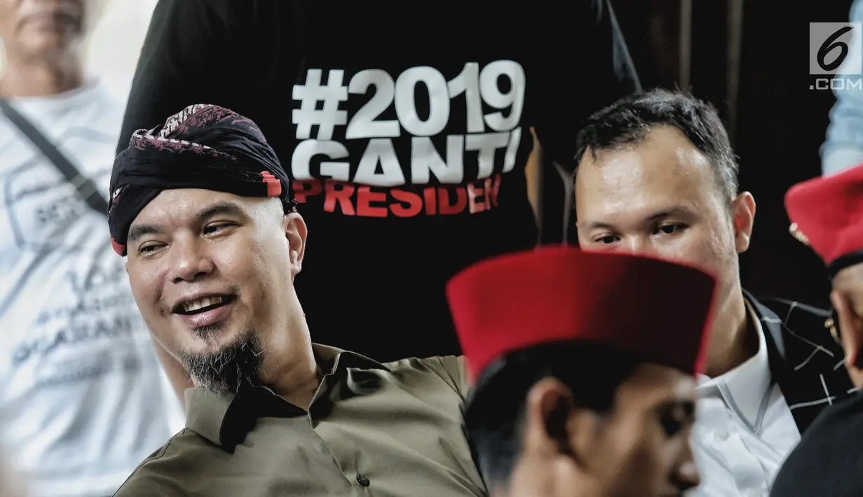 Ekspresi musisi Ahmad Dhani saat hadir dalam lanjutan kasus ujaran kebencian di PN Jakarta Selatan, Senin (17/9). Agenda sidang adalah pemeriksaan saksi meringankan. (Liputan6.com/Faizal Fanani)