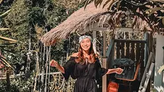 Sudah jalani karier di dunia akting sejak tahun 2005, Metta Permadi namanya semakin populer sejak bermain FTV Suara Hati Istri. Dalam FTV yang bercerita tentang kehidupan rumah tangga tersebut, ia kerap berperan sebagai istri yang tersakiti. (Liputan6.com/IG/@mettapermadi89)